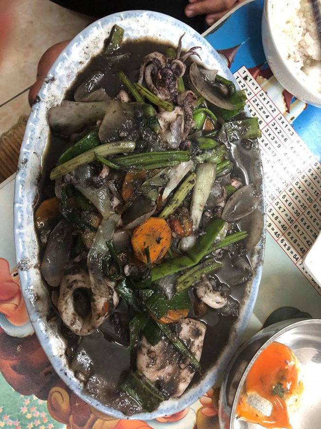 Khi gái miền biển xung phong vào bếp làm mực xào, từ bạn bè đến cộng đồng mạng phải khóc ròng